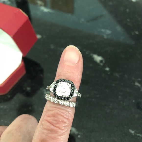 Gorgeous Ring! Real or fabulous Simulation? - Picture 5 of 10